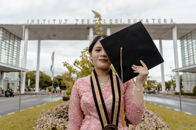 How to Create Graduation Invitations Online