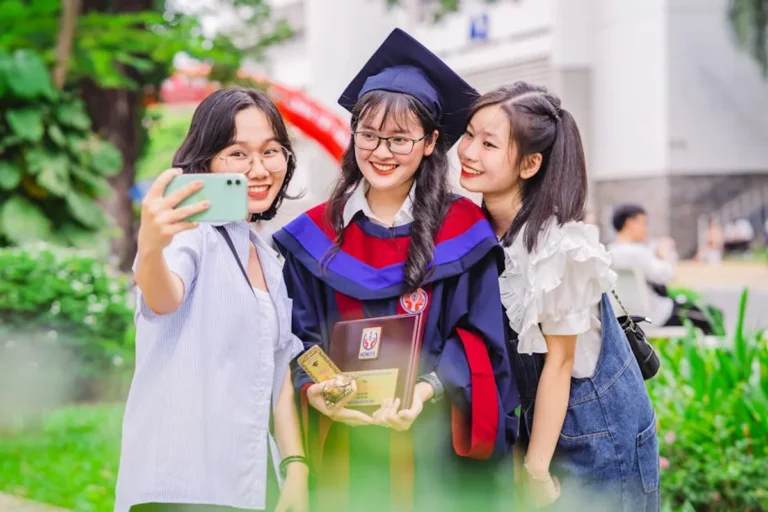 Modern Graduation Invitations Trends to Try